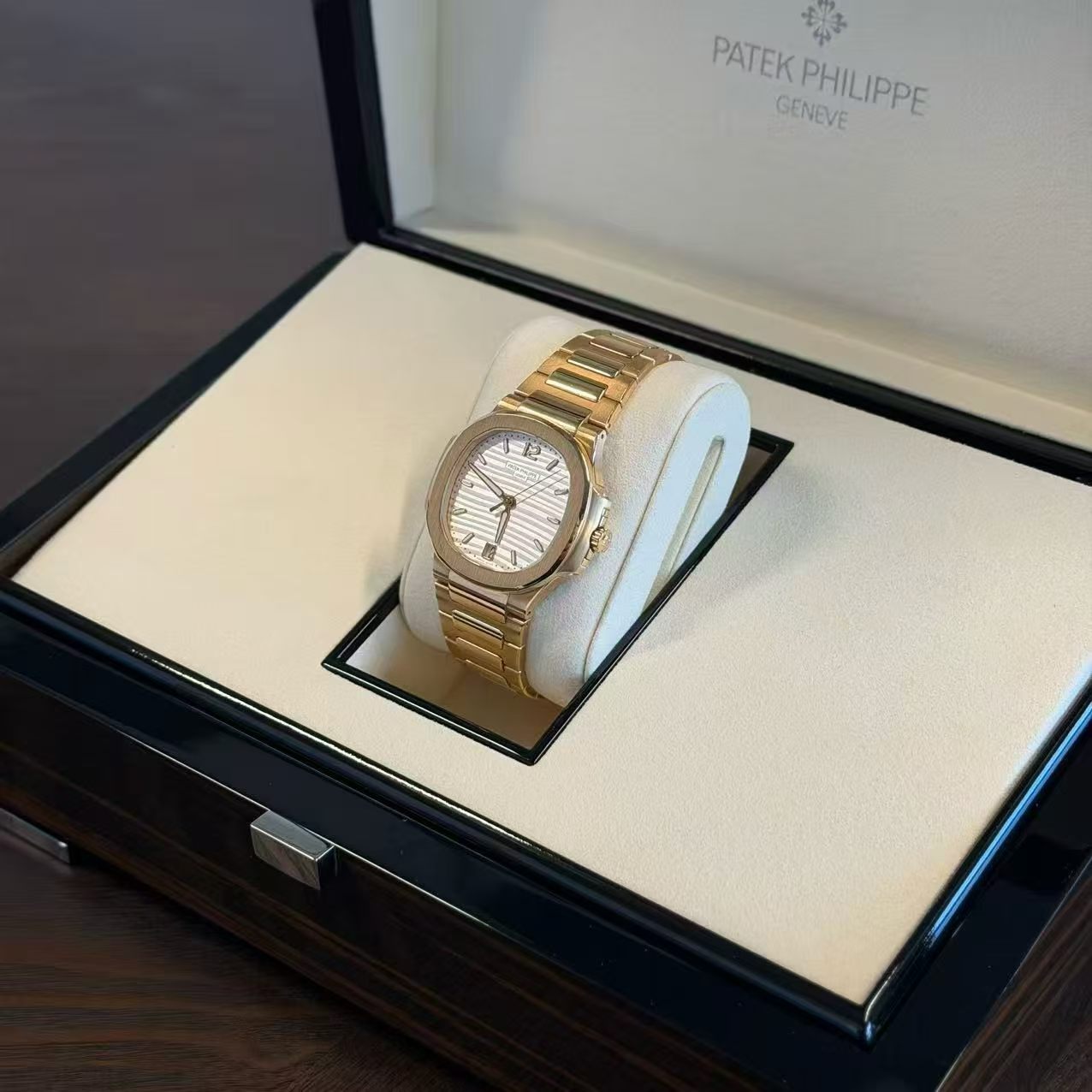 Patek Philippe Nautilus 7118/1R-001 White Dial Full Set