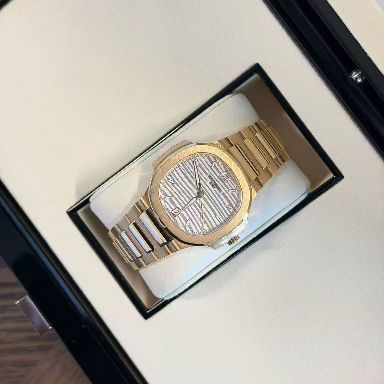 Patek Philippe Nautilus 7118/1R-001 White Dial Full Set