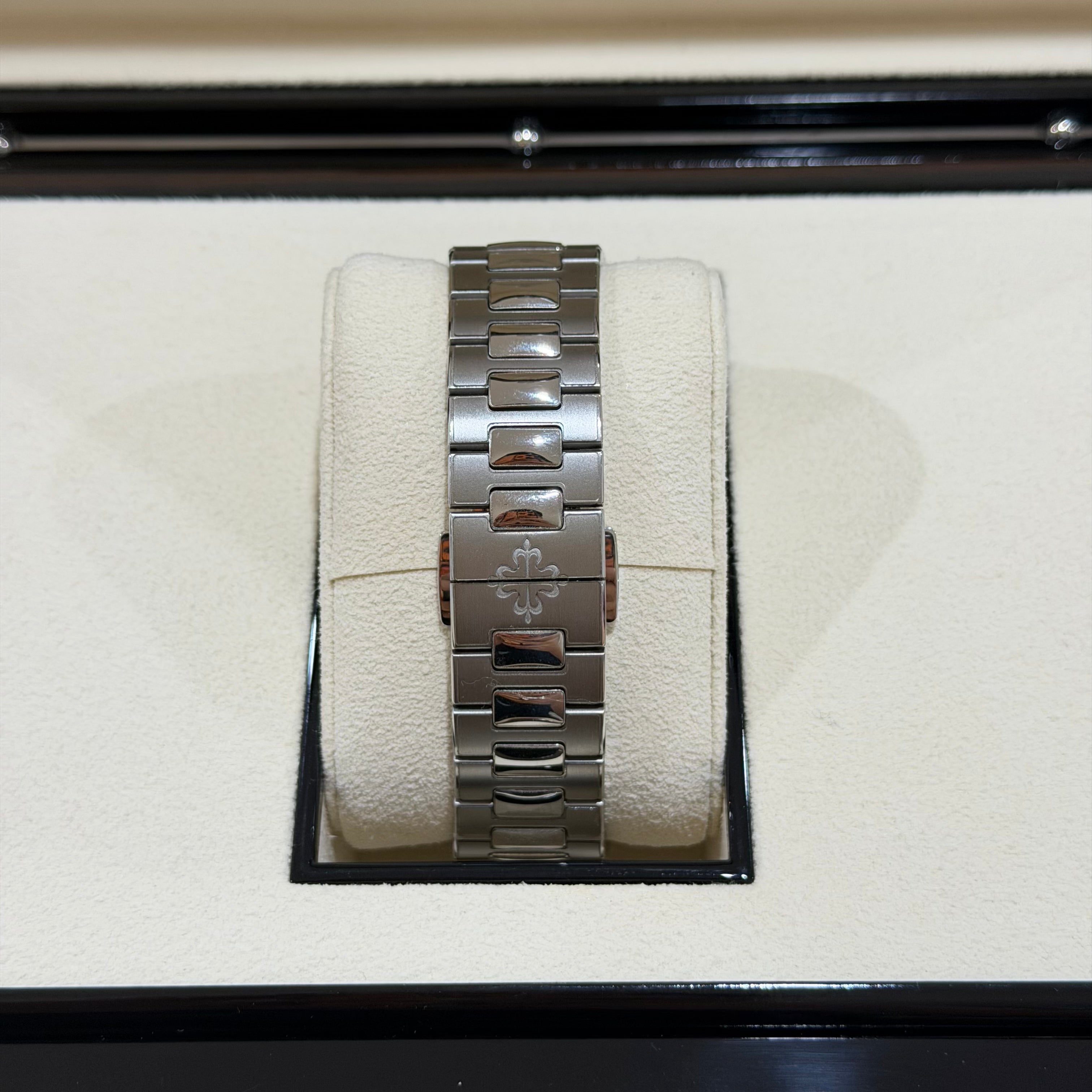 Patek Philippe Nautilus 5726/1A-014 Full Set