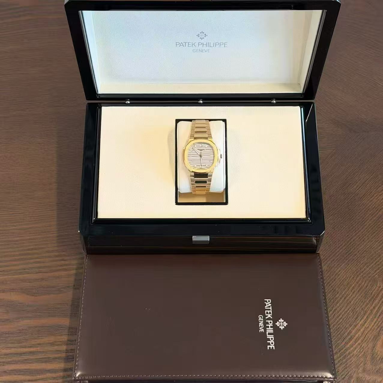 Patek Philippe Nautilus 7118/1R-001 White Dial Full Set