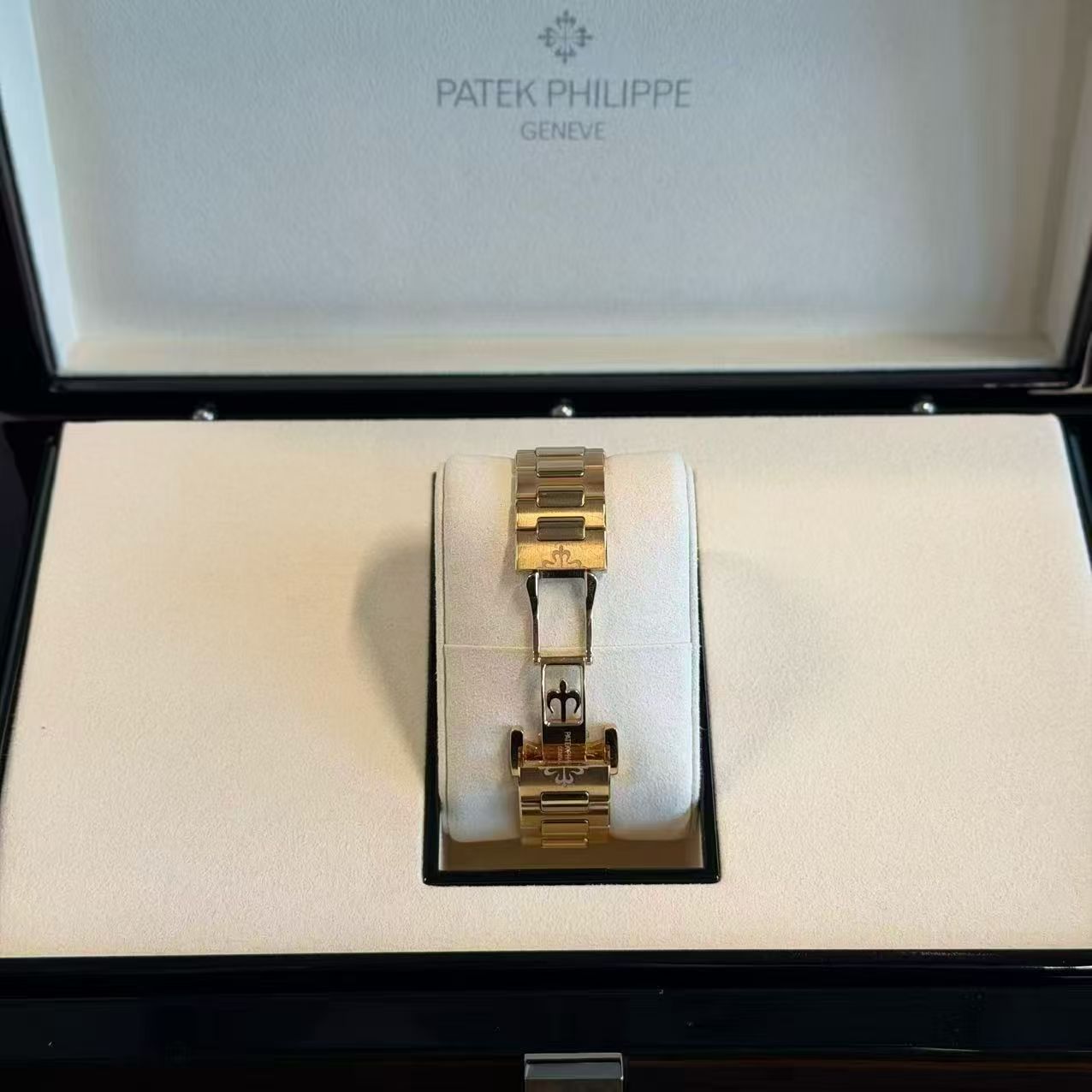 Patek Philippe Nautilus 7118/1R-001 White Dial Full Set